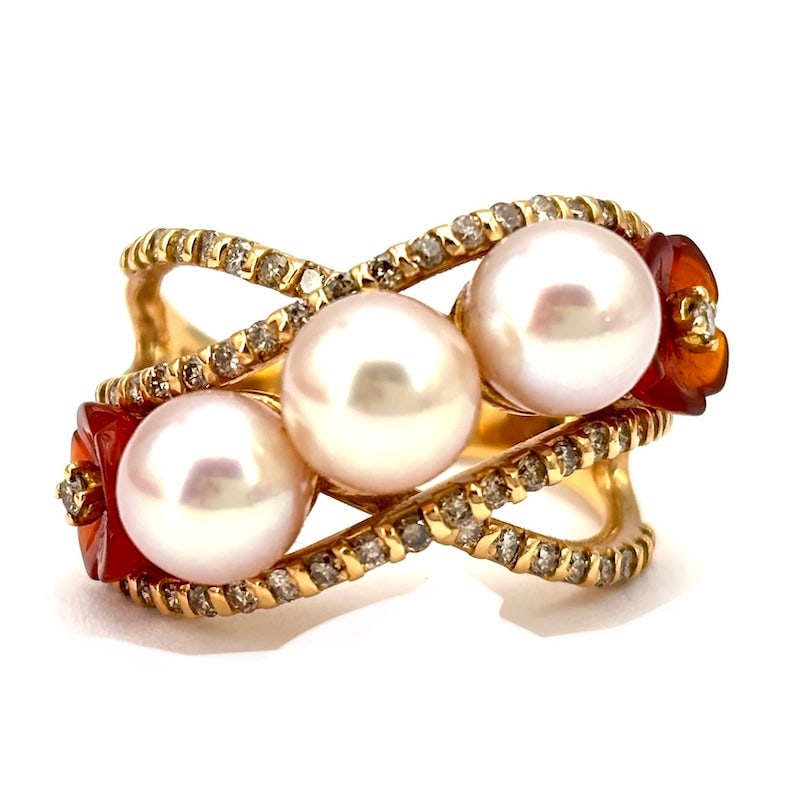 Rose pearl band ring, carnelian flowers, brilliants and rose gold; 10.02 gr.: Extraordinary, important, original and very sophisticated bargain band ring with rose hued pearls, carnelian flowers, diamonds embellishing the very rich rose gold ring setting. More unique than