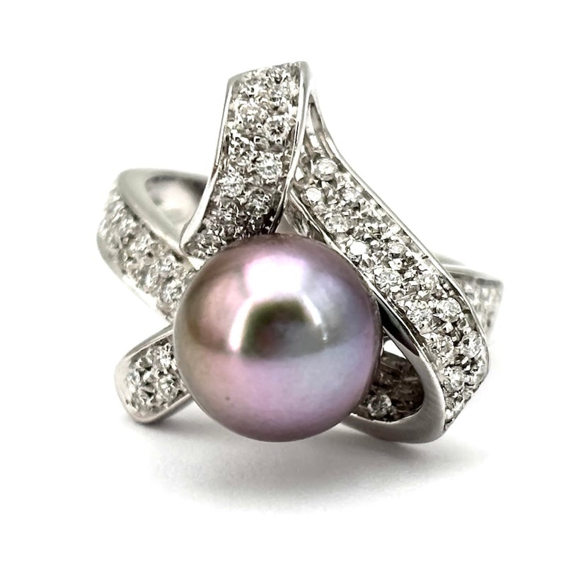 Tahitian pearl, diamond knot and white gold ring; 10.14 gr.: Fabulous white gold ring with a stylized knot design of diamonds and a beautiful central Tahiti grey pearl. Modern and essential sinuosity that enhances the combination of the brilliance of the diamon