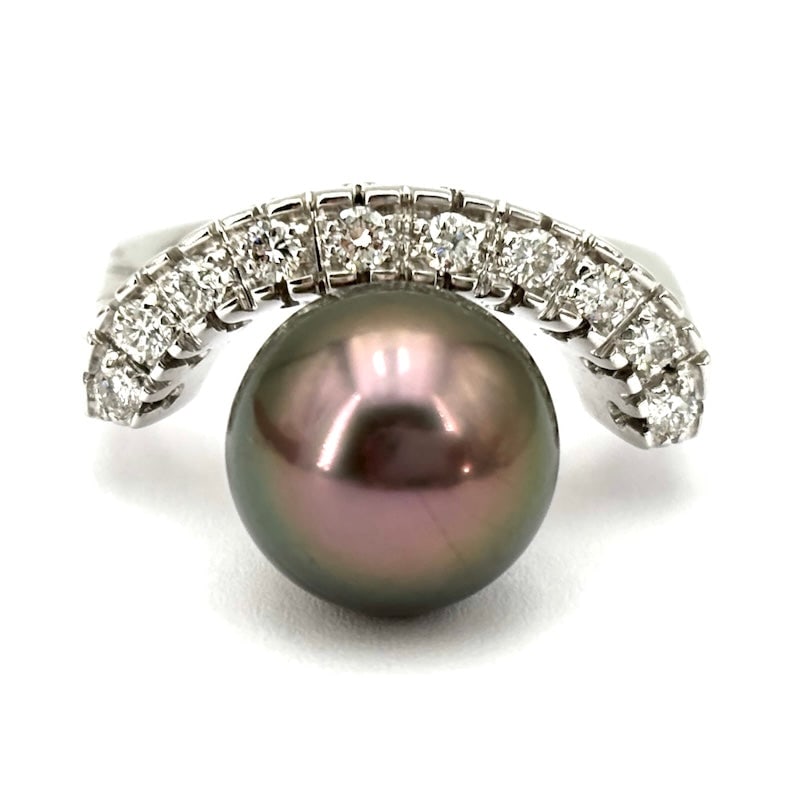 Tahitian pearl, brilliants and white gold ring; 8.89 gr.: Sophisticated and unusual white gold ring with an arched riviera of diamonds and a beautiful and important central Tahiti pearl. Modern and essential sinuosity that enhances the combination of the bri