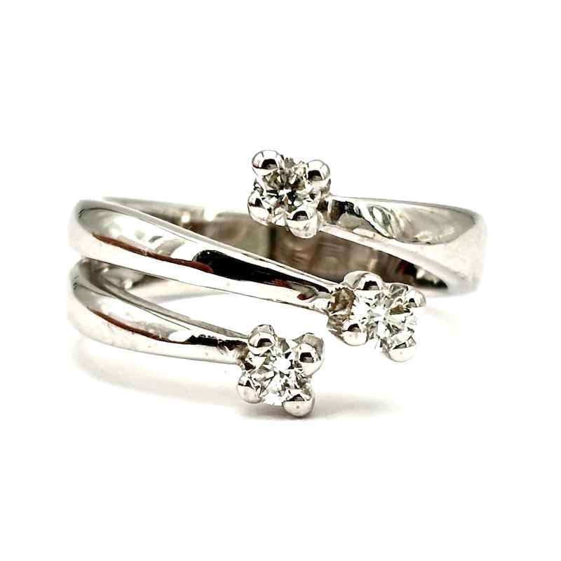 Contrarie trilogy ring white gold and diamonds; 5.58 gr.: Iconic and highly sought-after design for this king carlo model trilogy ring in 18K white gold and triple brilliant solitaire. The open structure, enhances the 3 solitaire diamonds for a ring of value