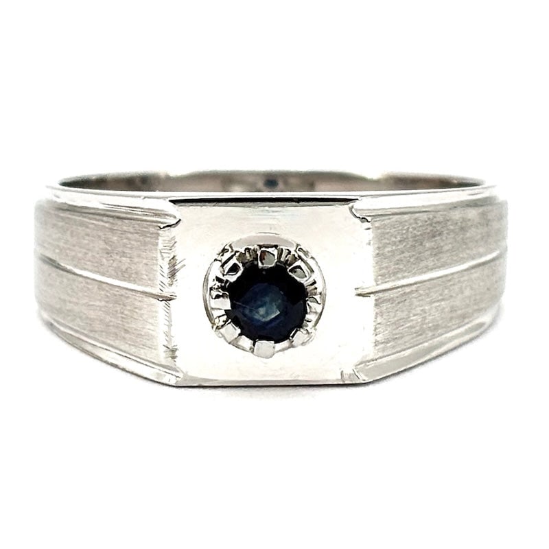 Men's chevalier band ring with sapphire, white gold; 7.5 gr.: Beautiful men's band chevalier ring, in satin-finished 18 kt white gold, with solitaire sapphire on square center. Simplicity, charisma and value in a distinctive combination, for a man of great perso