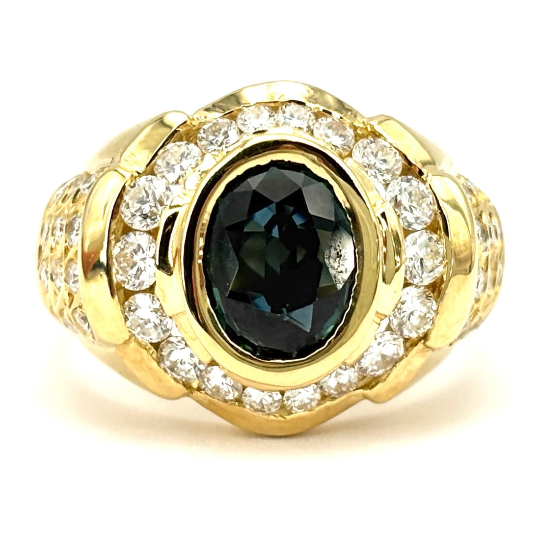Vintage daisy/dome ring, sapphire, diamonds and yellow gold; 13.3 gr.: Superlative vintage daisy ring on yellow gold dome, with central oval sapphire and diamonds within perimeter and side track. Retro style, precious, ultra dramatic, full, super solid and really super c