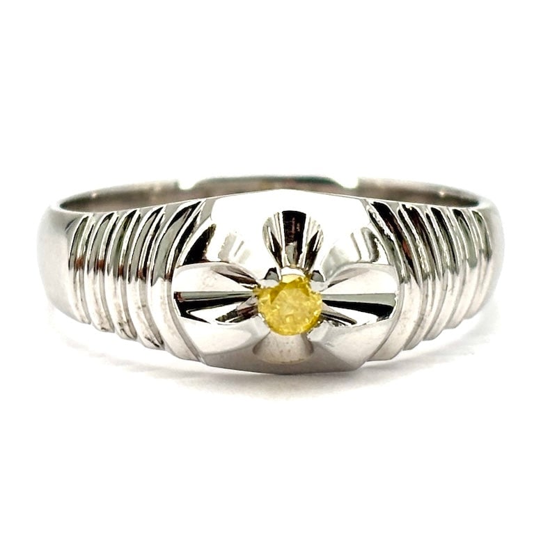 Men's brilliant fancy yellow solitaire and white gold ring; 6.4 gr.: Stunning vintage men's ring, in 18 kt white gold, with central solitaire fancy yellow brilliant on starburst bezel and stepped grooves facing shank. Craftsmanship, design and value in an unusual combi
