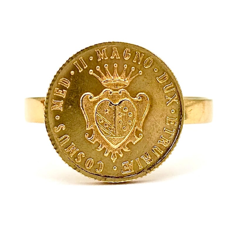 Vintage gold circular crest ring; 4.45 gr.: A vintage, coin-like, unisex coat of arms ring all in 18 kt yellow gold! Inscribed, "Cosmus Med II Magno Dux Etrurie," Cosimo II de' Medici grand duke of Tuscany. Our company's certification is availa