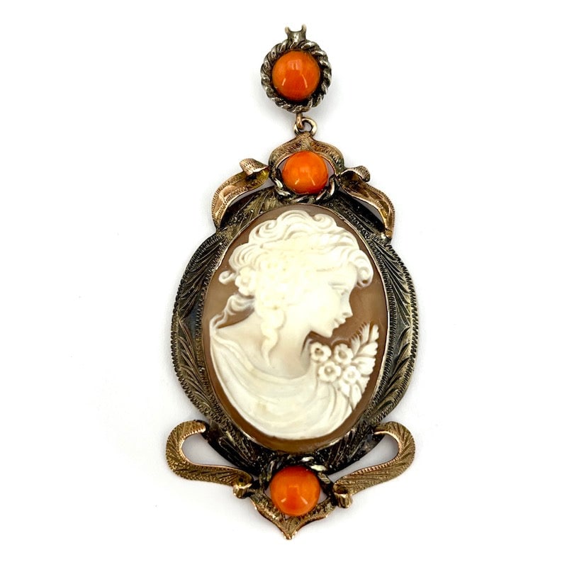 Vintage cameo maxi pendant, gold, silver and corals; 13.52 gr.: Unmistakable, eye-catching antique flavor for this 1960s-70s vintage pendant with hand-engraved maxi cameo of a lady's face on carnelian shell. An artistic old school gem with richly styled gold, silv