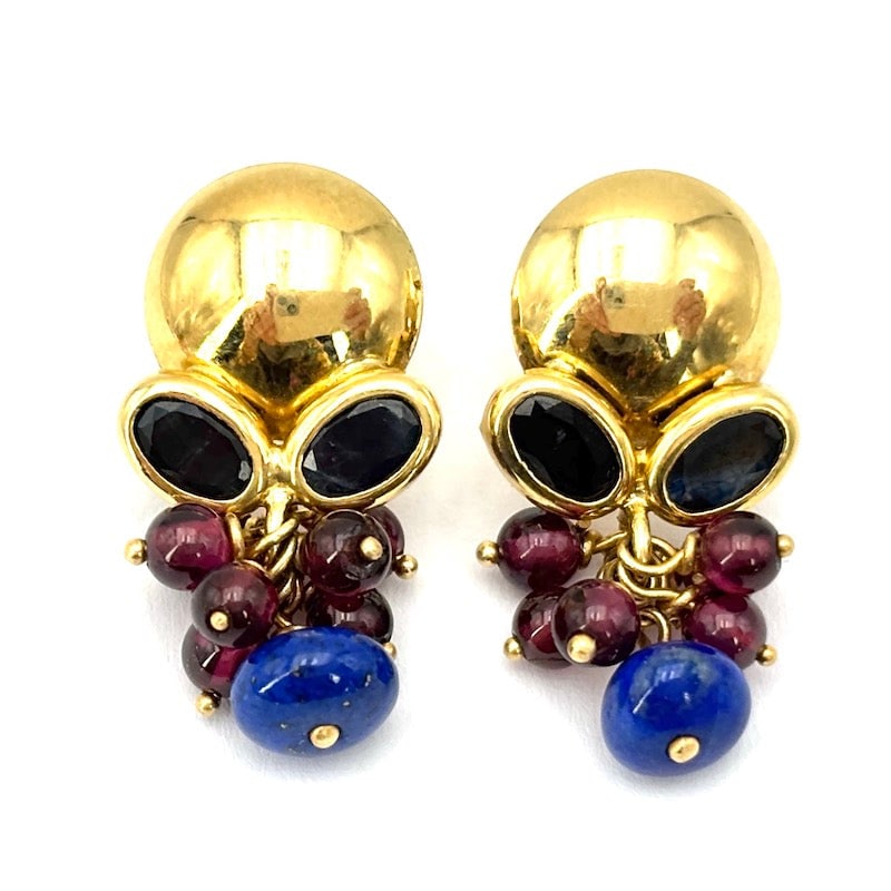 Vintage yellow gold, sapphires and lapis cluster and garnet pendant earrings - 2.4 cm; 5.67 g: An adorable, cool and magnetic pair of vintage 18 kt yellow gold pendant earrings with circular lobe button, sapphires and garnet and lapis lazuli rappolo. Pivot back and butterfly back. Vexatious, ve