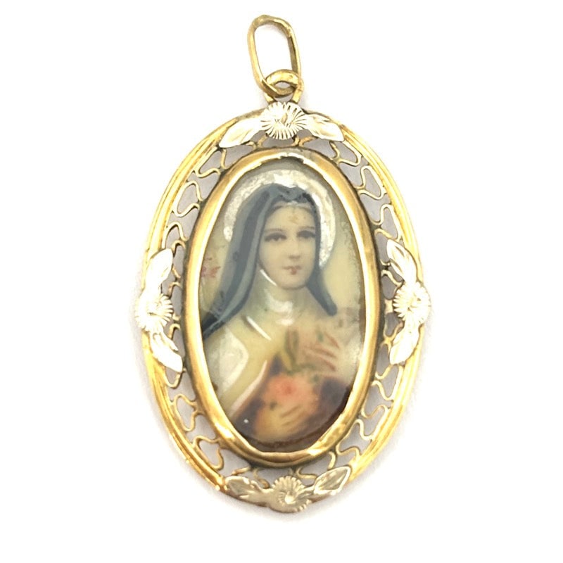Antique pendant painted St. Therese of Lisieux, 18 kt gold; 2.4 gr.: Enchanting antique sacred pendant with painting depicting St. Therese of Lisieux, framed by a small piece of real goldsmith artwork, perimeter and back, enriching the sacred image, which we hope will 