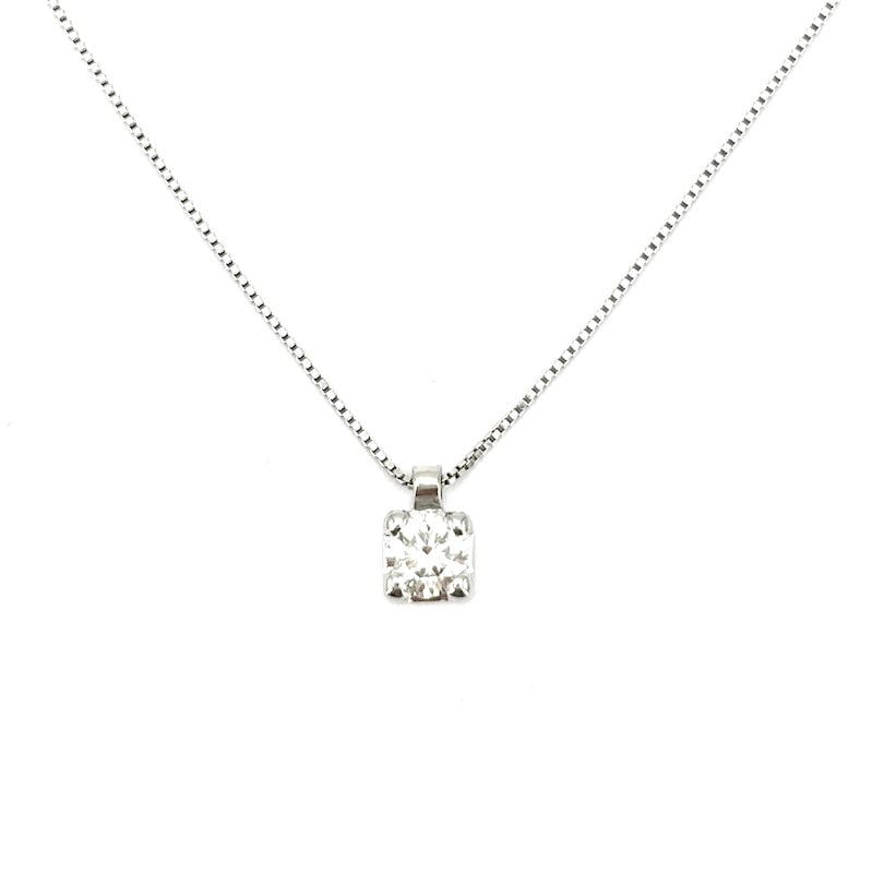 Solitaire brilliant point light pendant and gold - 0.26 ct; 1.62 g.: This refined 18K white gold necklace features a single brilliant-cut diamond set in a four-prong square mount, offering a clean and radiant look. Complete with a delicate matching chain, it?s a timele