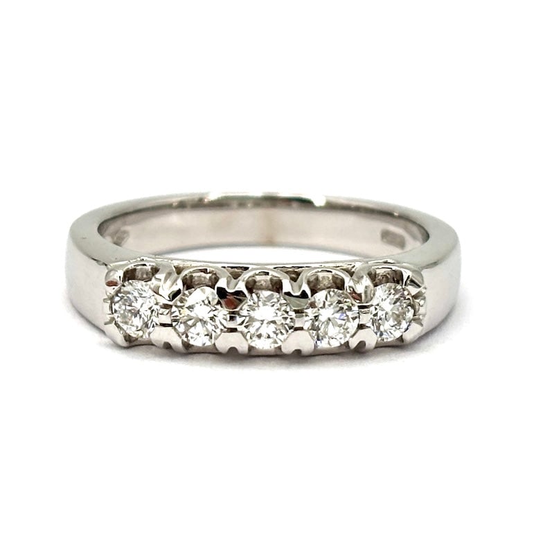 Riviera ring brilliants and white gold - 0.44 ct; 4.52 gr: A very classic, very white riviera! Ring true, white, immortal, universal and eternal! 18 kt white gold riviera ring with 5 brilliants for 0.52 ct total. A timeless, most precious, sparkling ring, a u