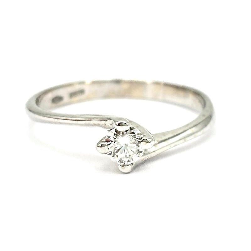 White gold solitaire ring, 0.13-0.15 ct; 1.93 gr.: Essential and eternal 18 kt white gold valentine model solitaire ring. Brilliant-cut diamond for 0.15-0.20 ct, G-V color. The jewel s tangible symbol of a promise of infinite love at bargain price, a 