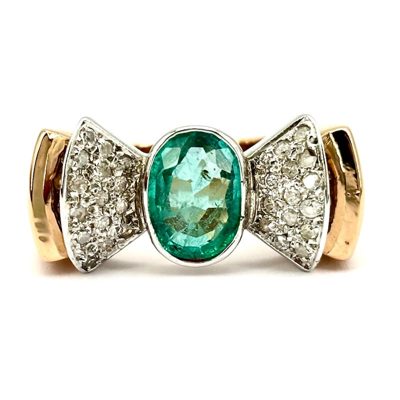 Vintage bridge bow ring, emerald, rose gold and brilliants; 14.4 gr.: Iconic, not-to-be-missed vintage 1960s-70s bow bridge ring proposal. Enchanting maxi bridge ring occasion with sculptural, geometric 18 kt rose gold setting with side diamond overlay on white gold and