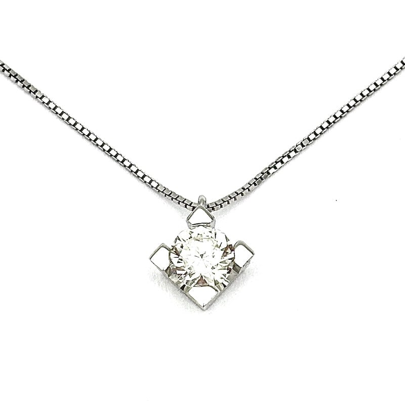 Solitaire brilliant point light pendant and gold - 0.50 ct; 2.78 gr.: Essential and very precious half-carat point pendant in 18 kt white gold with 0.50 ct solitaire brilliant-cut diamond, G color and VS clarity. Mounted with 4 turned griffes on square bezel. 41-cm chai