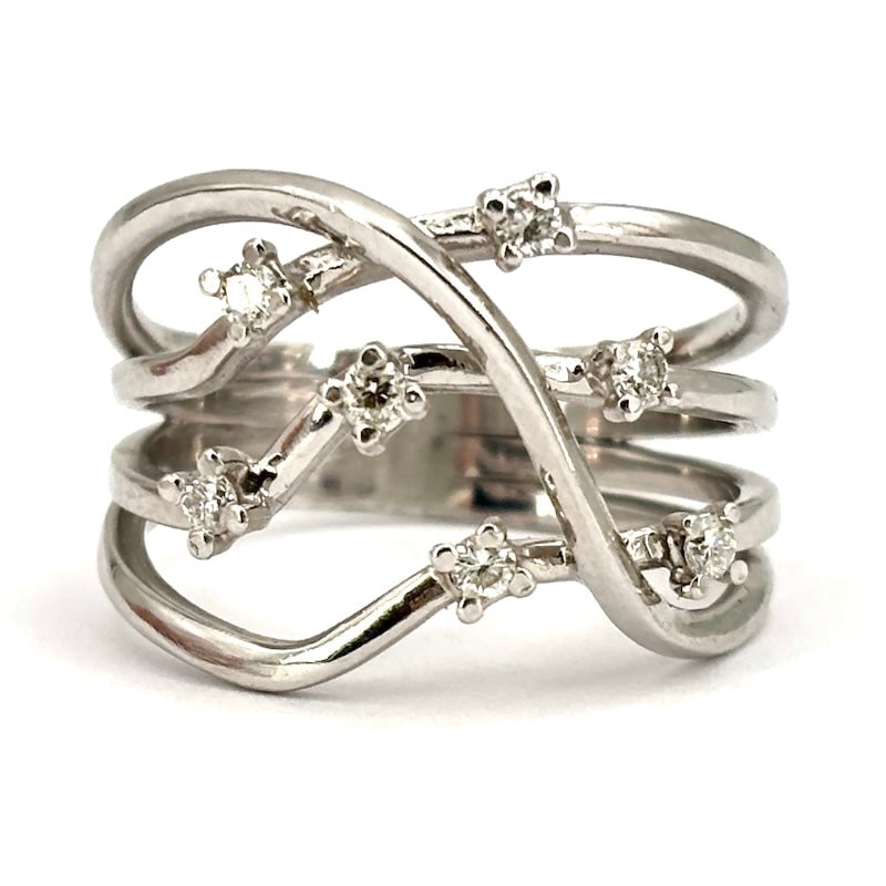 Ring design 4 lines, brilliants, white gold; 0.20-0.25 ct total - 5.16 g: Versatile quadruple band design ring with 7 solitaire diamonds mounted in 18 kt white gold. Design, glamorous, young and contemporary. An exclusive white jewel with a light and bright visual impact. O