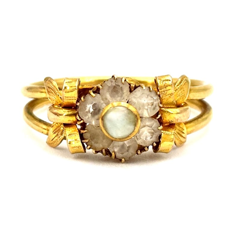 Antique flower band ring, gold; 2.31 g: With a magical and evocative aura, early 20th century period jewelry, 9 kt gold circular flower band ring with beautiful side bows and synthetic gems with small central mother-of-pearl. Signed: Fabbri