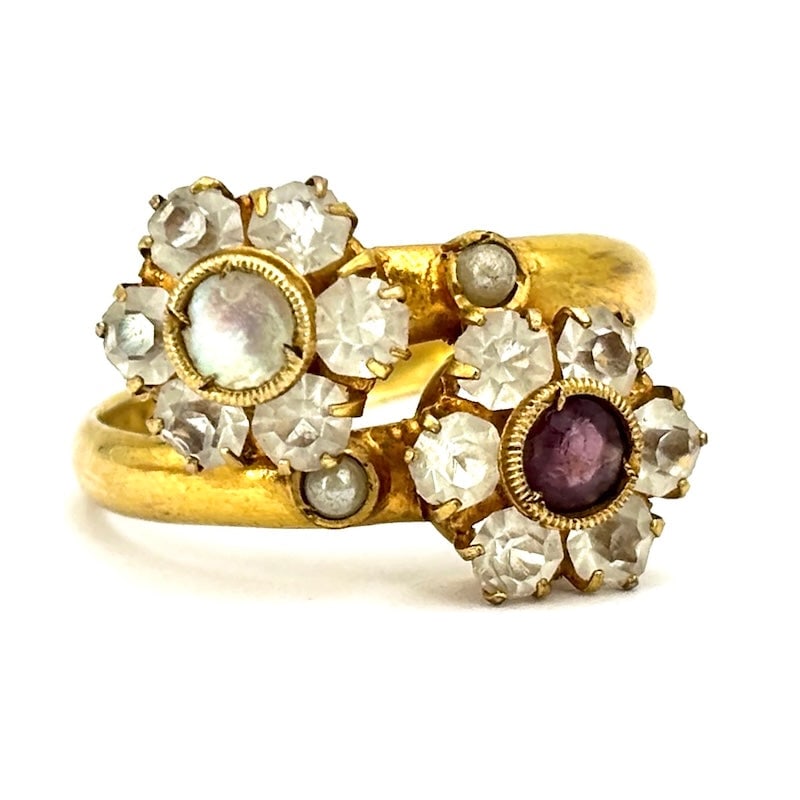 Vintage contrarie ring flowers microbeads, mother of pearl, synthetic gemstones; 1.89 g: Delightful antique ring from the late 1800s, early 1900s in 9 kt yellow gold. A refined floral-mounted embrace with synthetic gemstones. The richly detailed antique design evokes elegance and period c