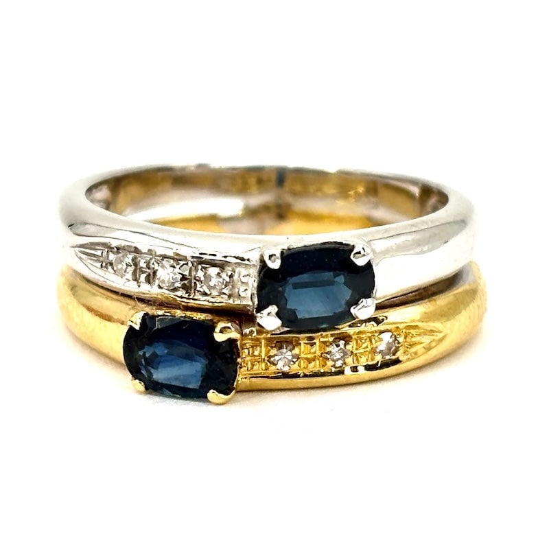 Double band ring sapphires, diamonds and white and yellow gold; 5.01 gr.: Beautiful 1980s two-tone 18 kt gold double/band ring with offset central oval blue sapphires and brilliants set on the side. Versatile and very affordable! Our company's certification is available for