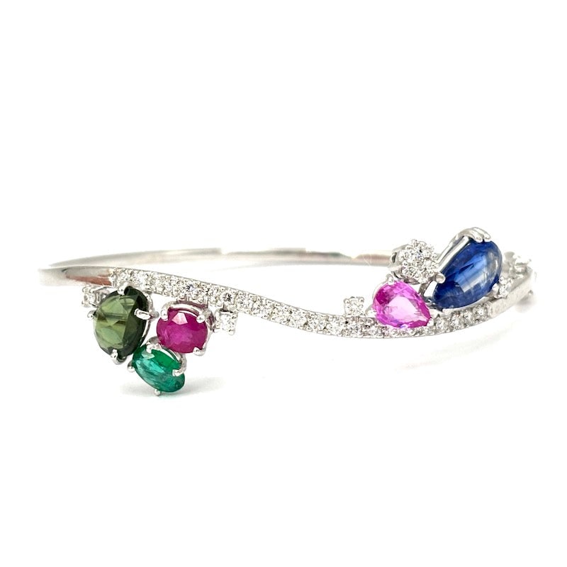 Bracelet rigid wave tennis brilliants, multicolor precious gems, white gold - 13.65 gr: Magnificent 18 kt white gold rigid hoop masterpiece bracelet, which mounts 0.80-0.90 ct total diamonds for a front wave tennis. Muticolor precious gems complete the composition. Side opening with doub