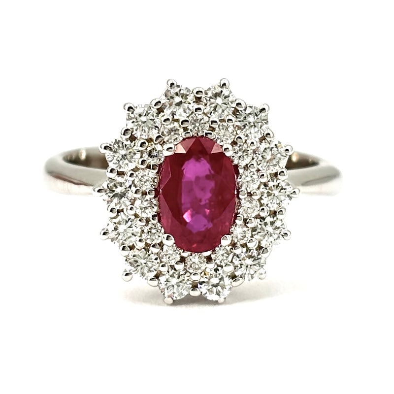 Ruby daisy ring, double round brilliants and gold ; 6.11 gr.: The timeless and regal class of the daisy model ring is offered here in a very refined 18 kt white gold jewel, with a precious ruby center surrounded by a very bright double circle of brilliants. Ston