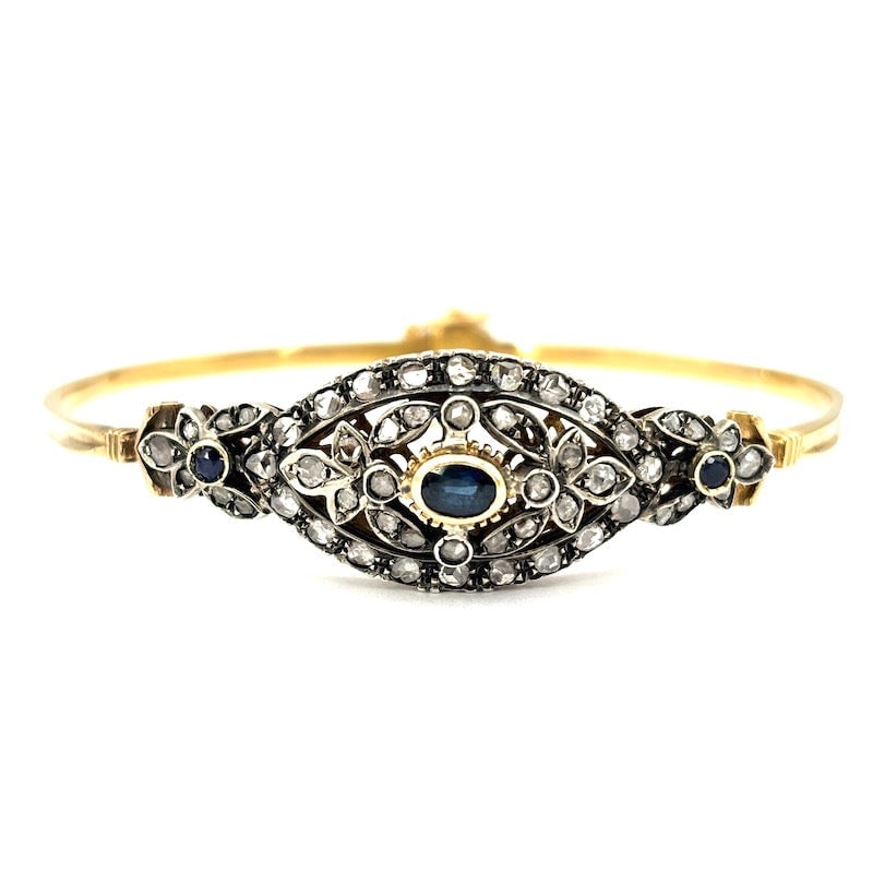 Vintage rigid bracelet, gold, sapphires and diamonds; 16.53 gr.: Lovable little work of real goldsmith art! Rigid antique-style masterpiece bracelet in 18 kt yellow gold, with sublime centerpiece of sapphires and diamonds mounted on silver. Bracelet can be opened, 