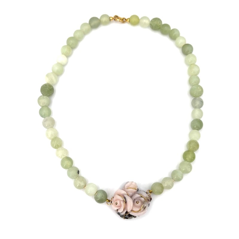 Jade and quartz rose choker necklace; 67.03 gr, 45 cm: Very unusual necklace of engraved jade, with sculptural centerpiece of grey variegated rose quartz roses. A piece of jewelry that combines ethnochic style and versatility, in natural gemstones and 18 