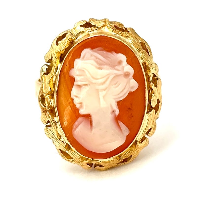 Vintage cameo ring, yellow gold; 5.55 gr.: Artistic, exquisite vintage yellow gold ring with a checkers face cameo engraved on carnelian shell, in 18 kt yellow gold, with vexatious handcrafted frame of high craftsmanship. Retro artistic design