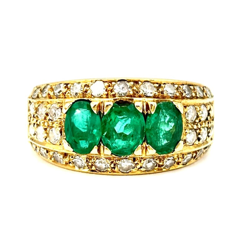 Trilogy band ring emeralds, brilliants and yellow gold; 6.04 gr.: A fabulous diamond band ring with fabulous important trilogy of beautiful central emeralds, in 18 kt yellow gold. Very unprecedented occasion! Our company's certification is available for free, upon r