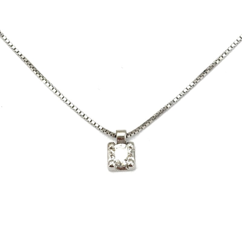 Solitaire and gold brilliant point light pendant - 0.16 ct; 2.20 g.: Unmissable and essential 18 kt white gold point pendant with a solitaire brilliant-cut diamond for 0.16 ct, F color and VS clarity. Mounted with 4 griffes on a square bezel. 18 kt white gold chain inc