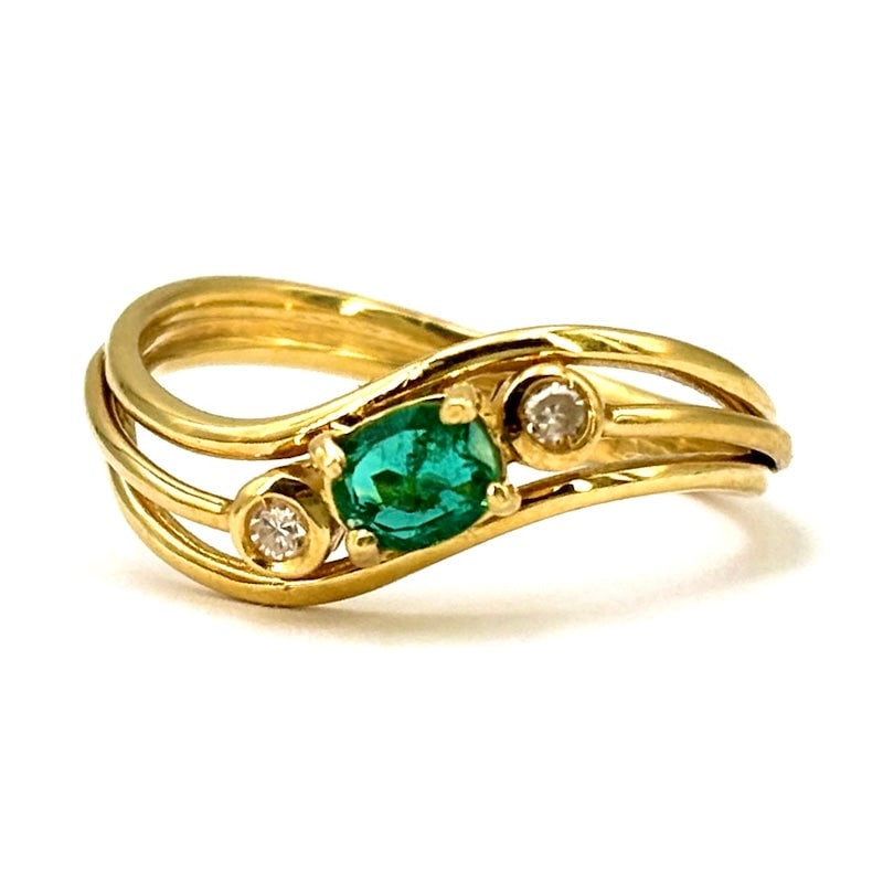 Vintage wave-like ring, emerald, yellow gold and diamonds; 2.83 gr.: Very pretty vintage wave ring, in 18 kt yellow gold, emerald front and double sparkle. The retro, yet young, clean and precious design gives a timeless appeal to this lovely vintage gem. Our company's