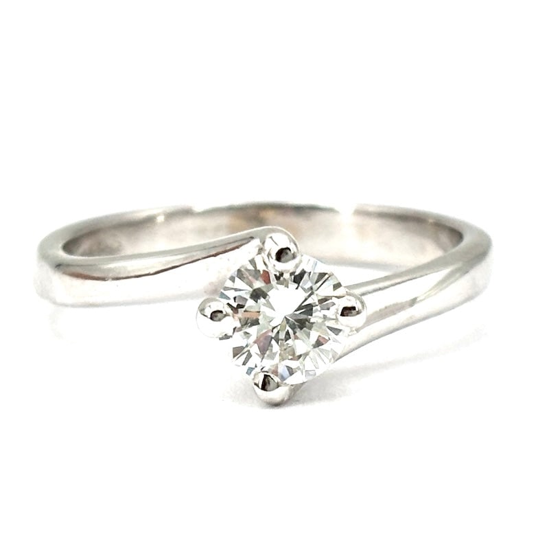 White gold solitaire ring, 0.51 ct; 3.14 gr.: Essential and eternal 18 kt white gold valentine model solitaire ring. Brilliant-cut diamond for 0.51 ct, G-VS color; 3.14 g is the weight of the ring. The jewel s tangible symbol of a promise of infi