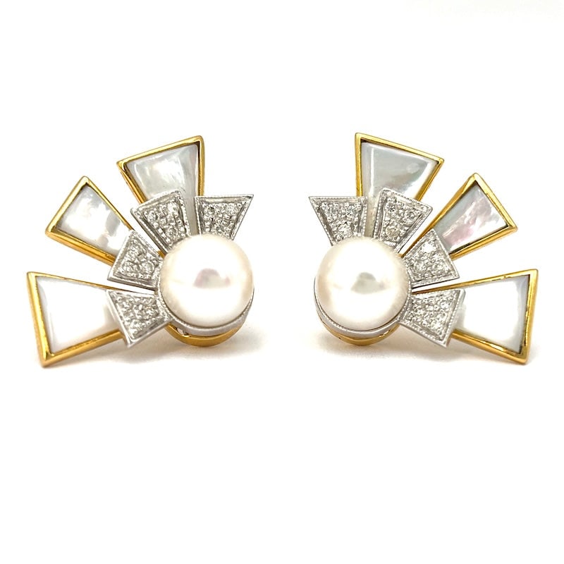 Earrings lobe design, pearl, mother of pearl and brilliants, two-tone gold; 12.27 gr.: Original and crazy 18 kt yellow and white gold designer lobe earrings that combine the beautiful central Akoya pearl with an explosive double geometric fan between mother-of-pearls and brilliants. Uni
