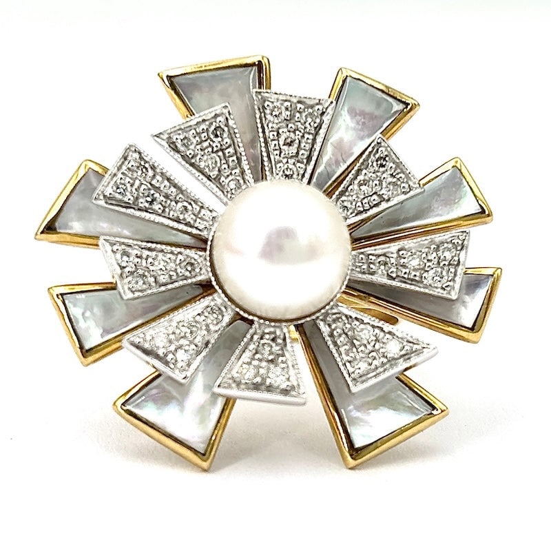 Ring design pearl, two-tone gold, mother of pearl and brilliants; 9.29 gr.: Original and crazy flower ring design in 18 kt yellow and white gold that combines the beautiful central Akoya pearl with an explosive double geometric flower between mother-of-pearls and brilliants. 