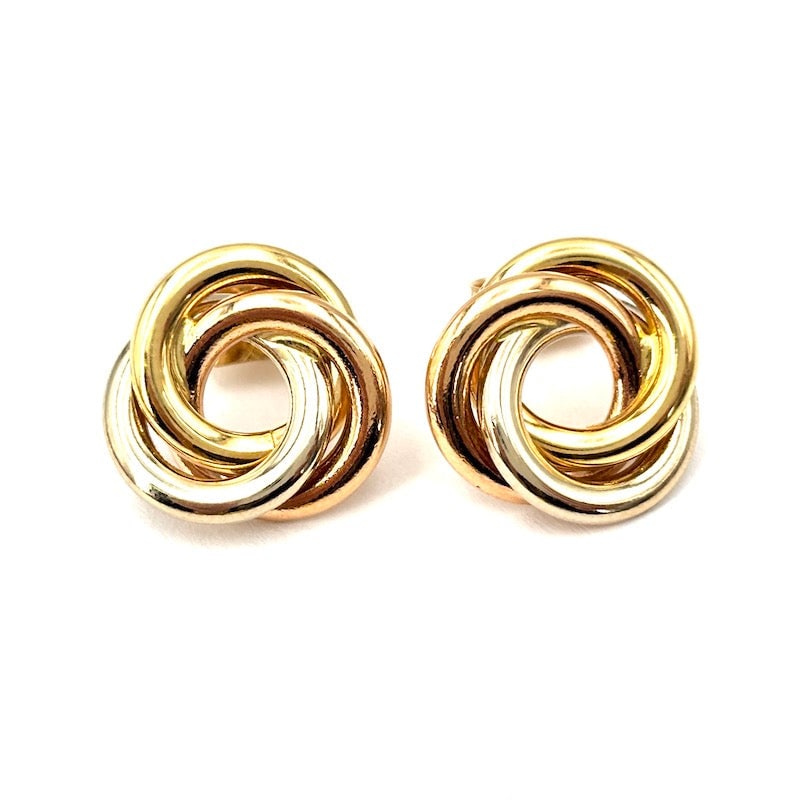 Pinwheel earrings, lobe, tricolor gold; 3.74 gr.: Adorable and iconic three-circle intersecting pinwheel lobe earrings made of 18 kt yellow, white and rose gold. Back with post and butterfly. A universal, pret a porter and bright, all-gold piece of j