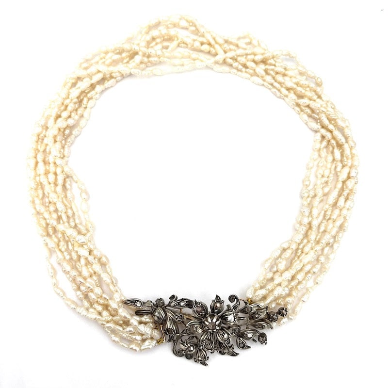 Torchon necklace 10 strands microbeads and diamonds vintage susta - 42 cm; 92.26 gr: Scenic and very important torchon necklace (1970s-80s) with 10 strands of irregular river pearls, with vintage masterpiece clasp from the late 1800s, early 1900s in 18 kt gold, with diamonds mounted o