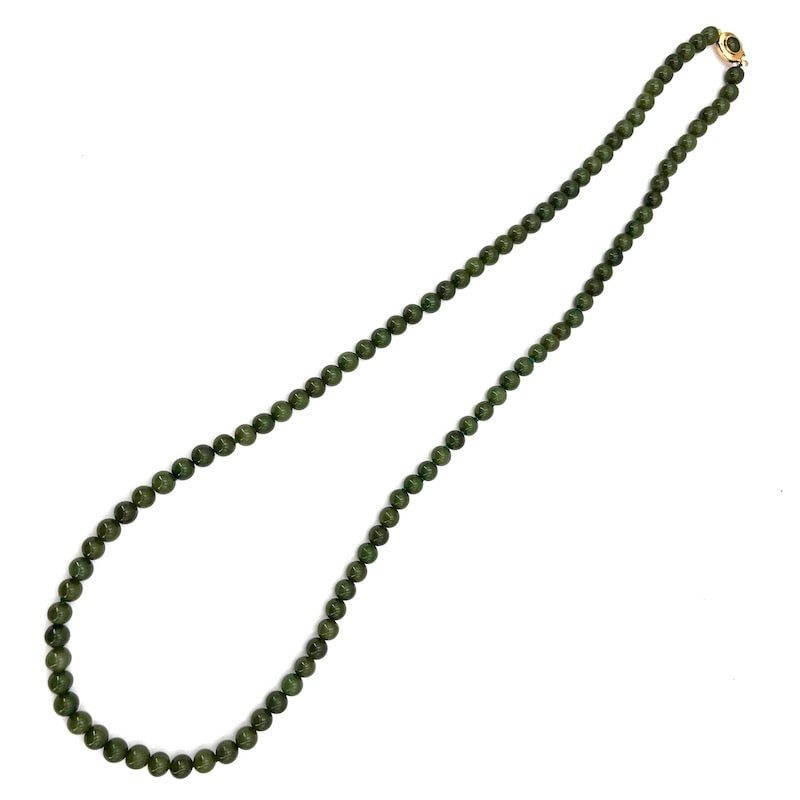 Jade and yellow gold long necklace - 84 cm: Deep long jade necklace whose simple, spherical design combines ethnochic elegance and versatility. Vintage oval clasp in 18 kt yellow gold and jade. Beautiful! Our company's certification is availabl