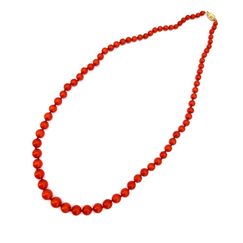 Coral ball necklace, scaled and gold - 33.94 gr; 57 cm: One-strand necklace of natural Mediterranean red coral, scaled balls, with vintage 18 kt yellow gold fluted olive clasp. A bargain of natural coral that gives an extraordinary effect at a super price.