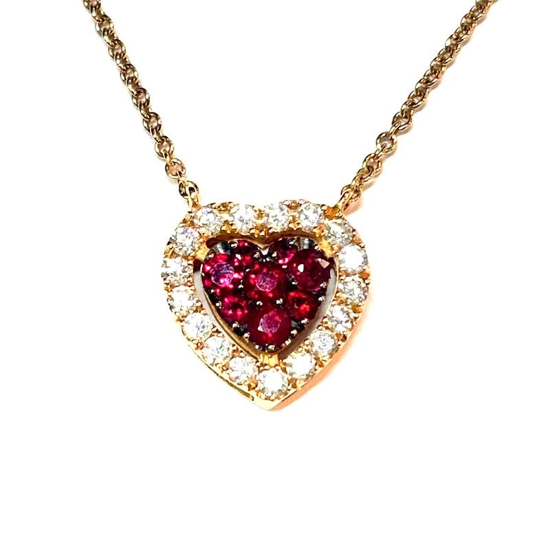 Ruby heart necklace, brilliants and rose gold; 5.41 gr.: Wonderful heart pendant necklace with central rubies on dark electroplating and perimeter diamonds on rose gold. 18 kt gold, also for the chain, for a romantic, irresistible, highly prized and intense