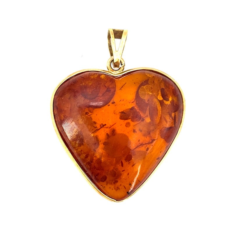 Amber and yellow gold heart pendant; 4.06 g: Beautiful and simple heart pendant made of natural amber and 18 kt yellow gold. A romantic, intense and sunny touch of warmth and vitality! Our company's certification is available for free, upon requ