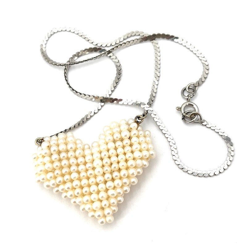 White gold microbead heart necklace; 18.18 gr - 44 cm: Beautiful and scenic freshwater microbead heart necklace occasion in 18 kt white gold. The timeless class of the pearl in a romantic and fresh version. An adorable piece of jewelry that crosses all ag