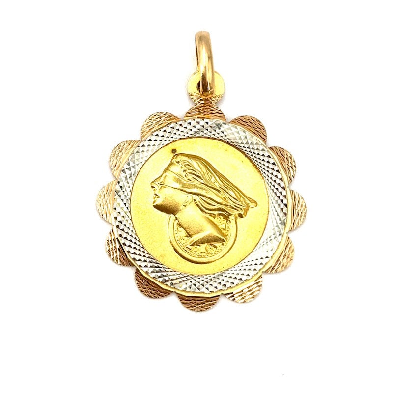 Lady Luck medal pendant, 18 kt gold; 5.52 gr.: Circular medal pendant of Lady Luck, a classical representation of Fortune, in 18 kt tricolor gold. For wearing Good Fortune! Our company's certification is available for free, upon request. If you wi