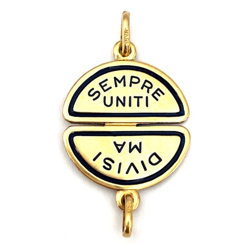 Breakable charm pendant, "Divided but always united," 18 kt yellow gold; 4.68 gr.: Adorable medal pendant breakable in two all in 18 kt yellow gold, with the words "Divided but, Always United" on both front and back! A little gem of goldsmithing, with engraved inscription filled wit