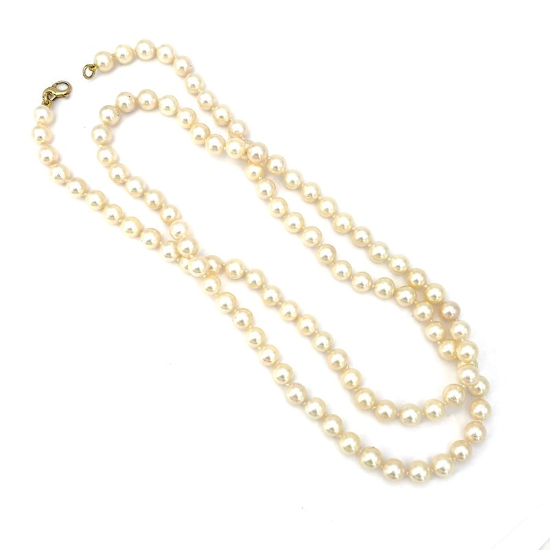 Akoya pearl necklace, 91 cm long, gold; 79.36 gr.: A marvel of a very long necklace of 7.5-8.0 mm Akoya pearls with 18 kt yellow gold lobster clasp. A universal jewel in a variation as long as 91 cm, for incredible versatility at a truly unrepeatable 