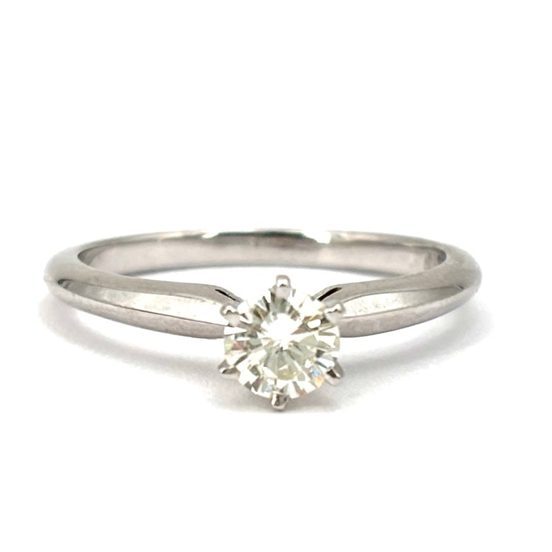 White gold solitaire ring, 0.33 ct; 2.06 gr.: Essential and eternal bargain solitaire ring in 14 kt white gold mounted with 6 griffes. Solitaire brilliant-cut diamond for 0.33 ct, H-VS color; 2.06 g is the weight of the ring. The jewel s tangible