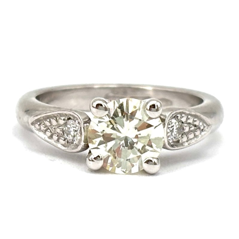 Brilliant solitaire ring - 1.02 ct K VS - and gold; 5.52 gr.: Very occasional large solitaire diamond mounted with 4 griffes on a ring made of 18 kt white gold with shank-front drops mounting 2 other diamond points. The 1.02 ct solitaire brilliant-cut diamond is