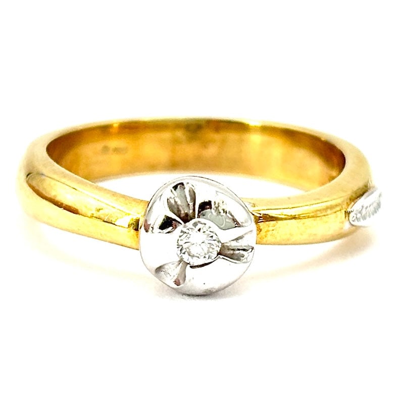 Brilliant solitaire ring, two-tone gold; 5.24 gr.: Exquisite, romantic solitaire ring signed Barbara Gioielli in 18 kt yellow and white gold, with a central solitaire diamond of 0.04-0.05 ct, mounted on a white domed bezel, for a ring as vexatious and