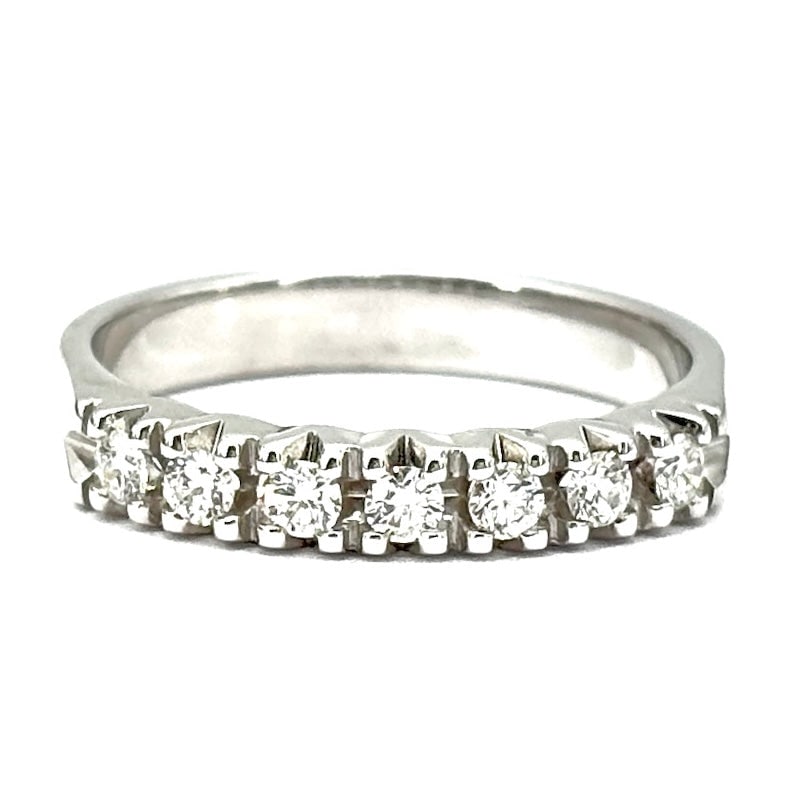 Riviera ring brilliants and white gold - 0.27 ct; 3.71 gr: A very classic, very white riviera! Ring true, white, immortal, universal and eternal! 18 kt white gold riviera ring with 7 brilliants for 0.27 ct total. A timeless, most precious, sparkling ring, a u