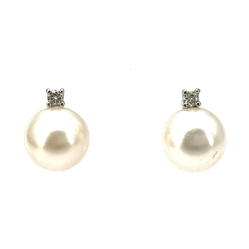 Pearl lobe earrings -7.5-8 mm, with brilliants, gold; 3.07 gr.: Graceful, essential and precious lobe earrings with white Japanese pearls mounted on 18 kt white gold with stud and butterfly as back. The simple and indispensable timeless femininity of pearl lobe ea