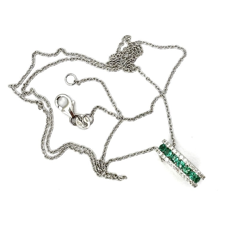 Oval match pendant with emeralds, diamonds and gold; 3.22 gr.: Original, sophisticated, evergreen super fashionable! Oval match pendant with central track of round-cut emeralds and side tracks of brilliants. The pendant includes a 41 cm 18 kt white gold chain. To