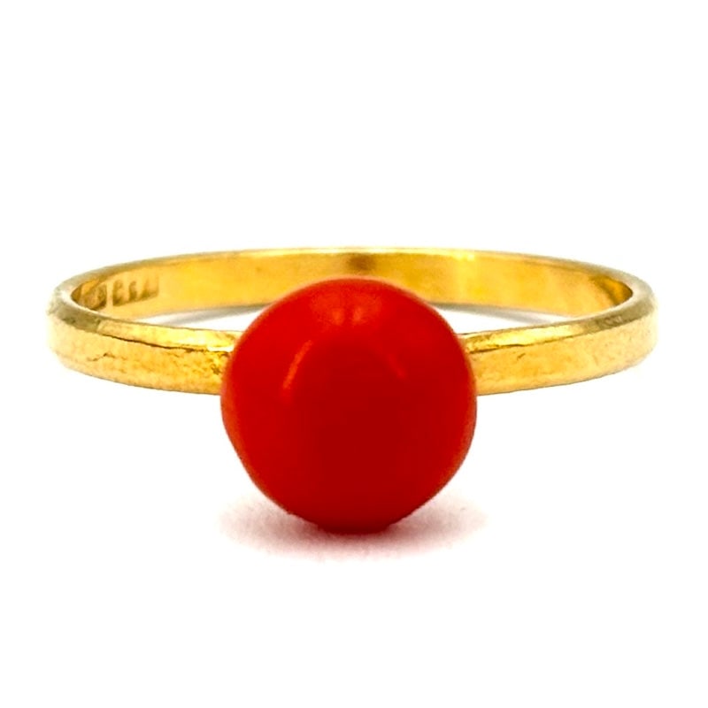 Coral and yellow gold button ring; 1.87 gr.: Exquisite, essential ring in 18kt yellow gold with central circular button of 0.75 cm diameter natural coral. Intense, graceful, fresh and youthful jewel. Our company's certification is available for 