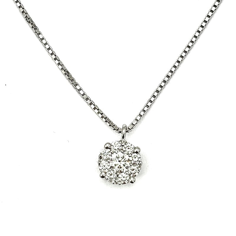 Circular daisy light point pendant, brilliants and gold - 0.72 ct; 4.52 g: Beautiful pendant with brilliants composing a circular daisy that gives a solitaire point-of-light optical effect in the distance. The 18 kt white gold Venetian chain is included and measures 42 cm. F