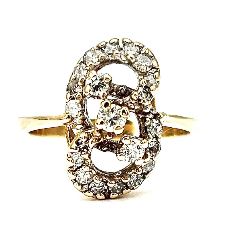 Vintage ring, yellow gold and diamonds; 4.63 gr.: With a poetic and romantic aura, this 18 kt yellow gold ring has a small trio of diamonds on the front of the ring, embellished with serpentine brilliants. Light and retro effect for a unique piece of